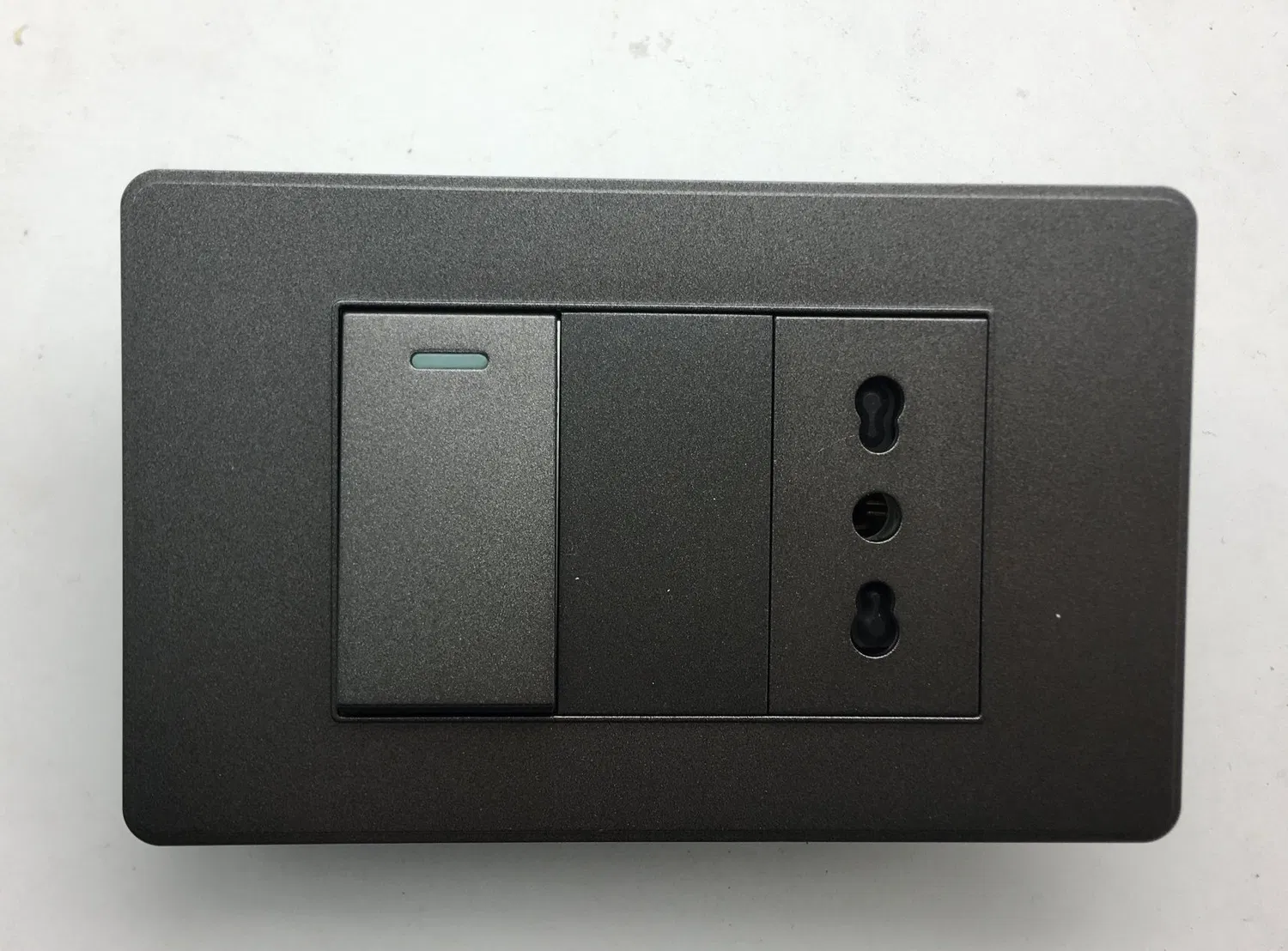 1개의 갱 스위치 및 칠레 기능 2개의 구멍 소켓